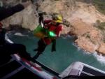 Un rescatador desciende del helic&oacute;ptero frente a la Cueva del Llop Mar&iacute;, en J&aacute;vea