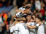 Los jugadores del Valencia celebran un gol al Lille.