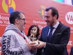 El ganador del III Campeonato Mundial de Tapas, Pascal Etcheverria, recoge el premio de manos del alcalde de Valladolid, &Oacute;scar Puente.
