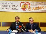 El presidente de 'Salvar el Archivo de Salamanca, Policarpo S&aacute;nchez (i), y el abogado Enrique de Santiago.