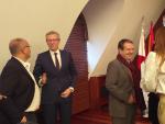El vicepresidente de la Xunta, Alfonso Rueda, con el concejal vigu&eacute;s Abel Losada, y el alcalde, Abel Caballero.
