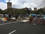 Los j&oacute;venes de la acampada de Barcelona empiezan a levantar barricadas y perimetrar la zona con pal&eacute;s