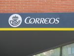 Imagen de una oficina de Correos con el emblema de la empresa