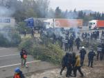 Los Mossos desalojan a los manifestantes que cortaban la AP-7 con barricadas de troncos, en Salt (Girona).