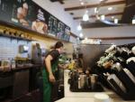 Un camarero trabaja en una de las cafeter&iacute;as que tiene la compa&ntilde;&iacute;a americana Starbucks en Madrid (Espa&ntilde;a), a 24 de septiembre de 2019 (archivo)