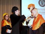 James Gregory Payne recibe el honoris por la Universidad Ramon Llull.