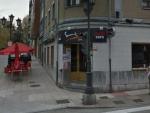 Entrada del bar Santino, atracado esta madrugada en Oviedo.