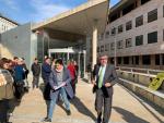 Jordi Pina, a la salida de los juzgados de Lleida con familiares y abogados de detenidos en prisi&oacute;n preventiva por los disturbios de octubre.