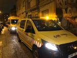Una ambulancia y un veh&iacute;culo del servicio de emergencias del SUMMA 112, junto al domicilio del distrito madrile&ntilde;o de Carabanchel donde fue apu&ntilde;alada una mujer.