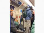 Momento en el que una mujer musulmana reprende a un hombre que protagoniz&oacute; un ataque antisemita en el Metro de Londres.