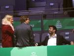 Gerard Piqu&eacute; conversa con Mart&iacute;nez Almeida durante la Copa Davis