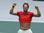 Rafa Nadal, con su camiseta a medio quitar tras ganar la Davis para Espa&ntilde;a.