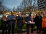 El alcalde de Vigo, Abel Caballero, junto a varios concejales, inaugura el encendido del mercadillo navide&ntilde;o de Plaza de Compostela, con la gran noria al fondo.