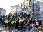 Equipos de rescate de bomberos del ej&eacute;rcito y la polic&iacute;a buscan supervivientes entre los escombros de un edificio tras el terremoto que sacudi&oacute; Thumane, Albania