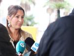 Beatriz Pino hablando con los medios de comunicaci&oacute;n en A Ca&ntilde;iza.