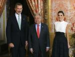 Los reyes Felipe y Letizia saludan al secretario general de las Naciones Unidas, el portugu&eacute;s Antonio Guterres (c).