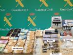 Dinero y droga incautado por la Guardia Civil al desarticular un gru&ntilde;o criminal dedicado al tr&aacute;fico de drogas