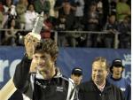 Juan Carlos Ferrero recibiendo el trofeo de campe&oacute;n de Luanco en 2008.