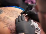 Tatuarse en determinadas zonas del cuerpo puede provocar problemas en la salud.