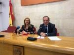 La portavoz del grupo socialista en el Parlamento de Cantabria, Noelia Cobo, y el diputado del PSOE Javier Garc&iacute;a Oliva
