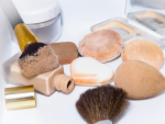 Brochas, esponjas y otros productos de maquillaje.
