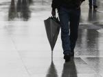 Una persona camina con un paraguas un d&iacute;a de lluvia.
