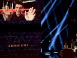 Antonio Banderas saluda por videoconferencia tras ganar el premio de mejor actor en los Premios del Cine Europeo.