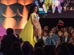 Miss USA Cheslie Kryst luce abdominales en casa.