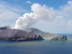 El volc&aacute;n Whakaari, en la isla de Nueva Zelanda del mismo nombre, en plena erupci&oacute;n.