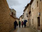 Una grupo de mujeres pasea por un pueblo de la provincia de Soria.