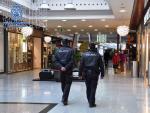 Agentes de la Polic&iacute;a Nacional vigilan un &aacute;rea comercial en Navidad.
