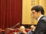 El conseller de Modelo Econ&oacute;mico, Turismo y Trabajo, Iago Negueruela, en el pleno del Parlament