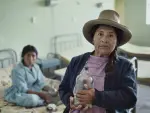 Dos mujeres víctimas del cólera se recuperan en un centro médico del altiplano peruano. Iniciada en la costa y provocando estragos en algunas regiones andinas, la epidemia de cólera que sufrió Perú en los primeros meses de 1991 provocó miles de víctimas mortales.