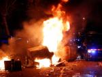 Manifestantes radicales queman contenedores en las inmediaciones del Camp Nou durante el Cl&aacute;sico.