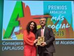 El alcalde de Estepona (M&aacute;laga), Jos&eacute; Mar&iacute;a Garc&iacute;a Urbano, recoge el 'Premio Andaluc&iacute;a + Social',