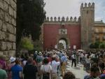 SEVILLA, 13.09.19. Visitantes esperan su turno para entrar en el Real Alc&aacute;zar de Sevilla.