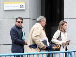Foto de archivo del expresidente madrile&ntilde;o Ignacio Gonz&aacute;lez y su abogado Esteban Maestre saliendo de la Audiencia Nacional