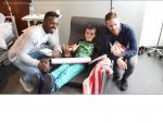 I&ntilde;aki Williams e Iker Muniain entregan una bata rojiblanca a un ni&ntilde;o hospitalizado en Bilbao