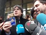 El expresidente de la Generalitat Carles Puigdemont posa con su acreditaci&oacute;n de eurodiputado a la salida del Parlamento Europeo