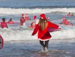Un año más los Papá Noeles surferos se han dado cita en la playa de Patos para cabalgar las olas en un día primaveral, que hacía tiempo que no se veía en Galicia.