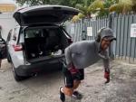 Fernando Verdasco tirando de su coche durante un entrenamiento.