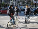 Tres Ciclistes En Un Carril Bici De Barcelona
