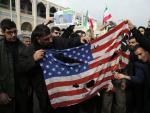 Manifestantes iran&iacute;es queman una bandera de EE UU en una manifestaci&oacute;n en Teher&aacute;n contra el asesinato del general Soleimani