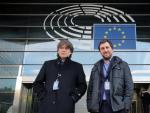 Carles Puigdemont y Toni Com&iacute;n en la entrada del Parlamento europeo.