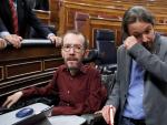 El diputado de Unidas Podemos, Pablo Echenique, junto a Pablo Iglesias, que se ha mostrado muy emocionado por el resultado de la votaci&oacute;n.