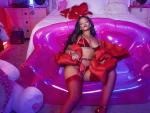 Rihanna posando con la colecci&oacute;n San Valent&iacute;n 2020 de Savage x Fenty