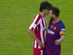 Joao F&eacute;lix se encara con Leo Messi