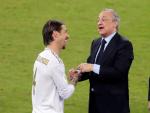 El capit&aacute;n del Real Madrid y el presidente, tras ganar la Supercopa.