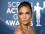 La actriz y cantante Jennifer Lopez posa a su llegada a la alfombra roja de 26&ordf; edici&oacute;n de los premios del Sindicato de Actores.