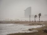 Imagen de la playa de la Barceloneta durante el paso de la borrasca 'Gloria' que ha dejado fuertes rachas de viento y lluvia, a 21 de enero de 2020.